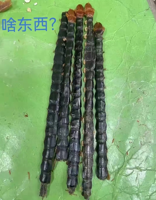 去单位旁边的小卖部买东西，意外看到小卖部老大爷的桌子上放了几根黑色的，长条状的不