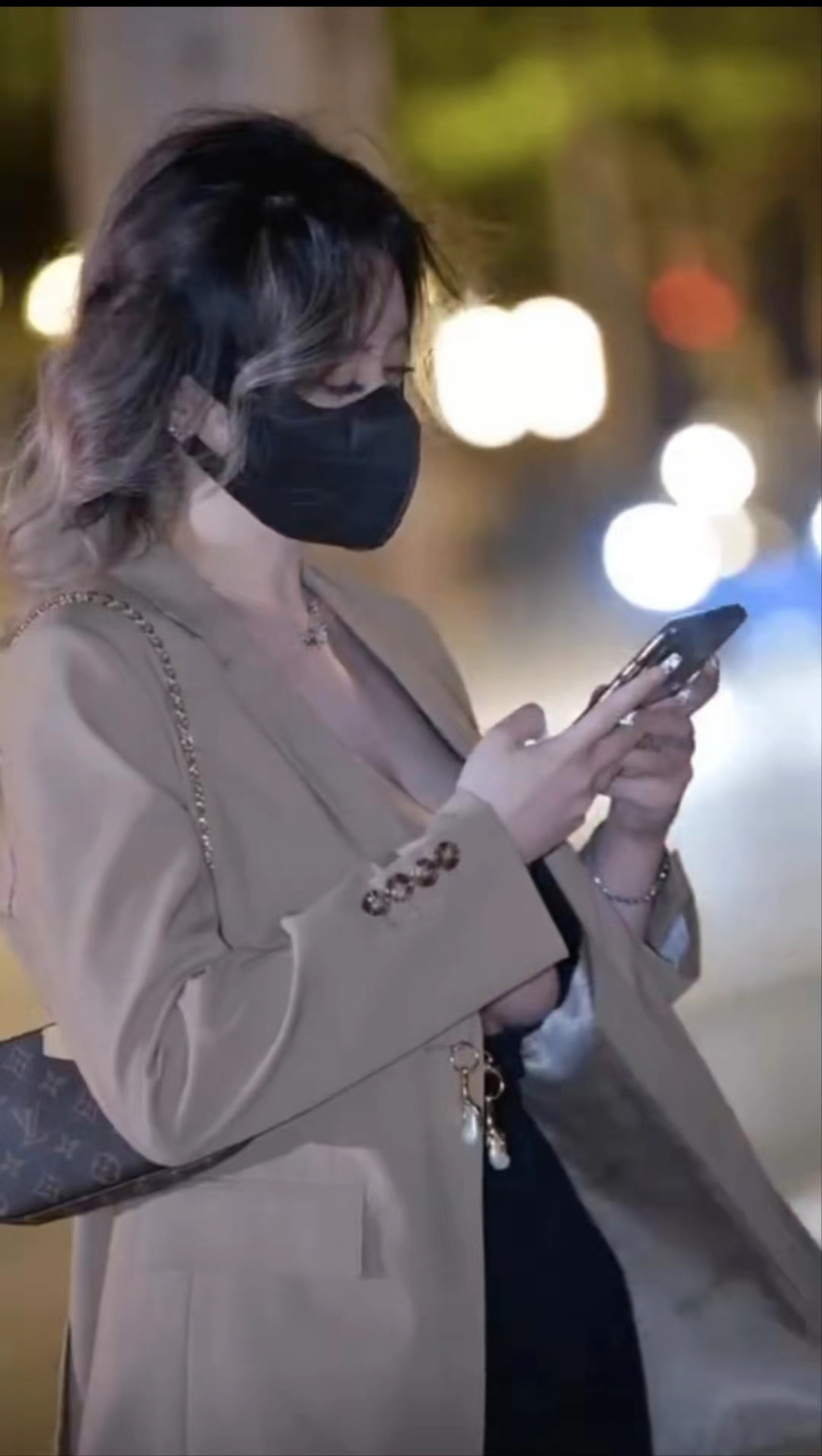 出来逛街一直看手机什么意思