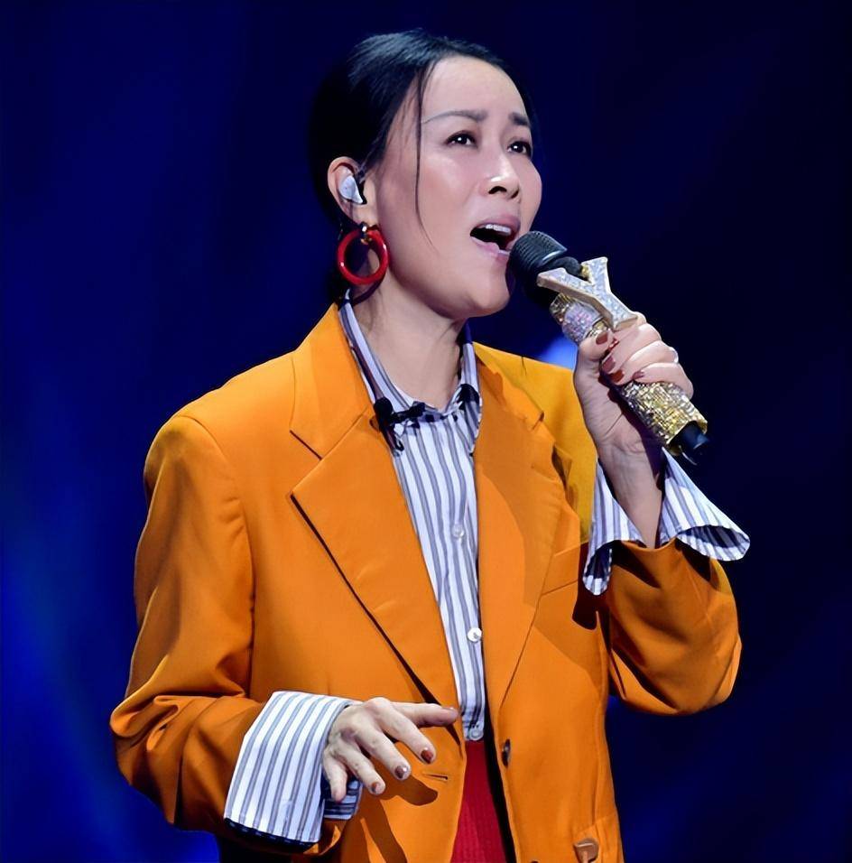 那英韩雪等明星假唱：原因多样，莫一棍子打死
一次商演中，那英和现场观众在互动，手