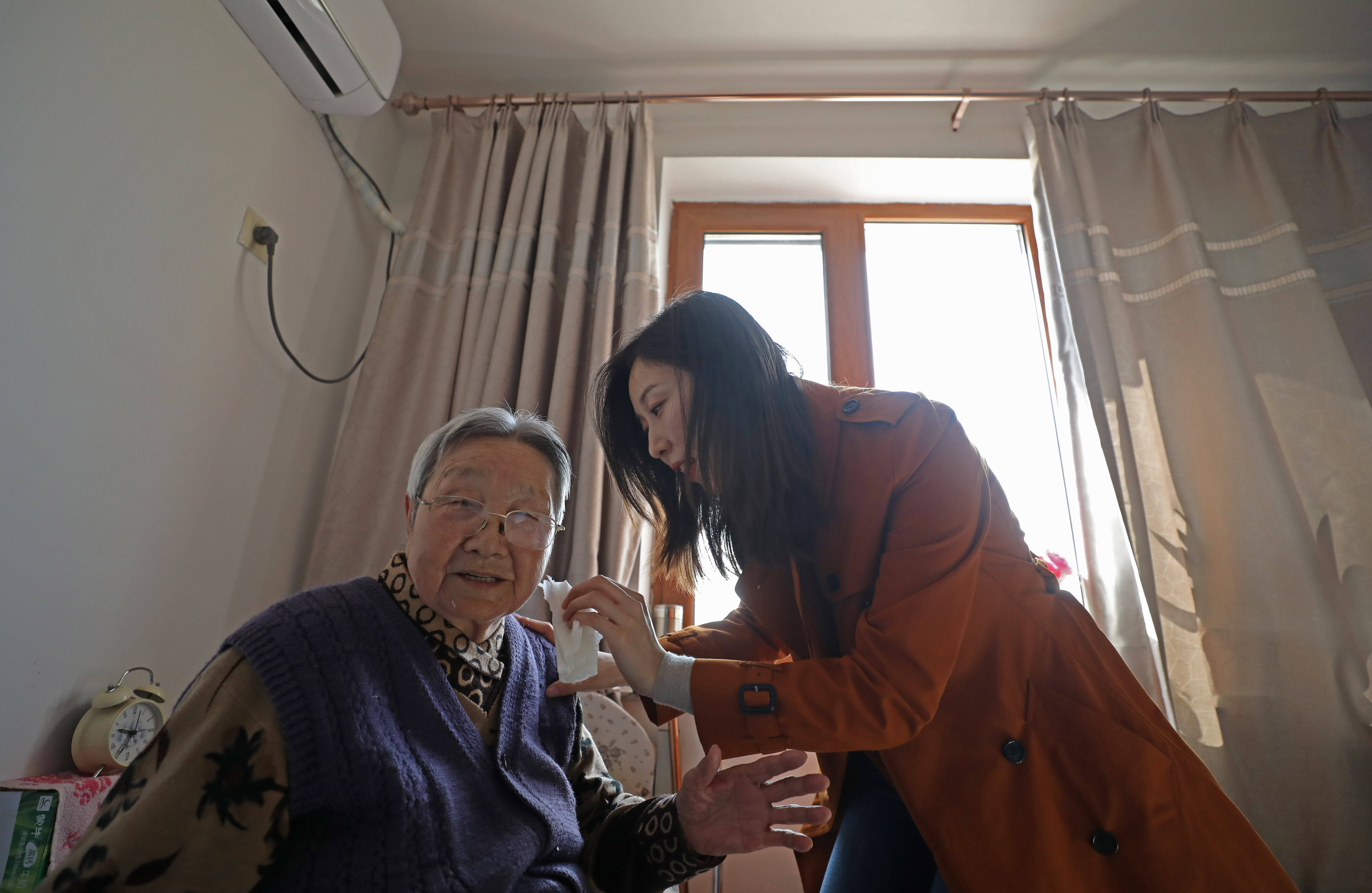 2018年广东广州，一女子照顾公婆十几年，5个小姑子远嫁，未尽赡养的义务。公婆相