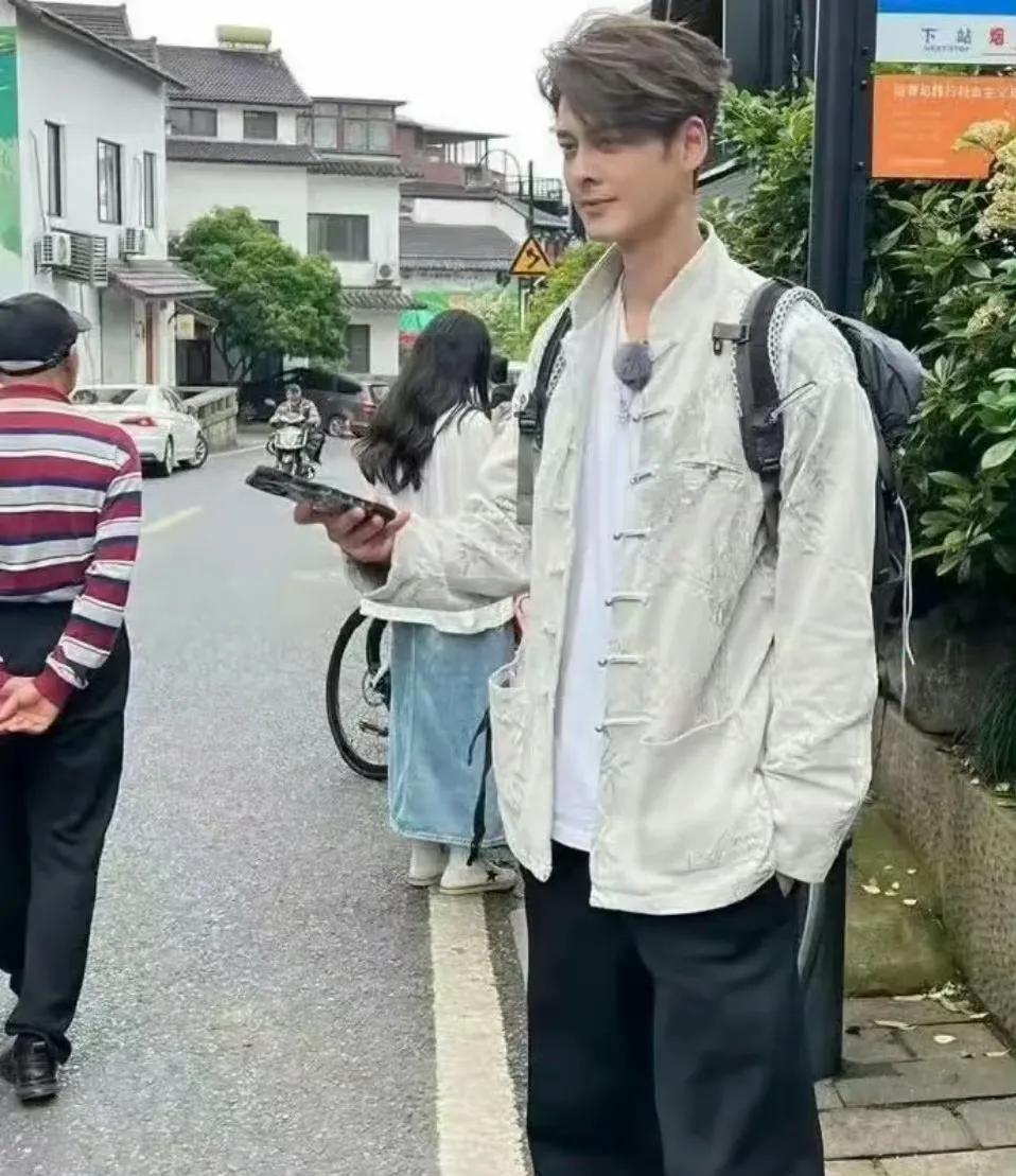 郭品超好抗老呀，47岁的他看起来还像个少年一样，小时候看他演的高中生就印入脑海中
