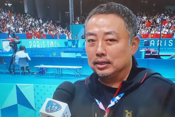 刘国梁得赶紧做四件事来对抗乒乓球里的饭圈文化：
1. 得找李隼教练谈谈，告诉他选