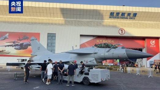 今天（11月8日）一架歼-10CE真机出现在中国航展1号馆航空馆的入口处。

歼