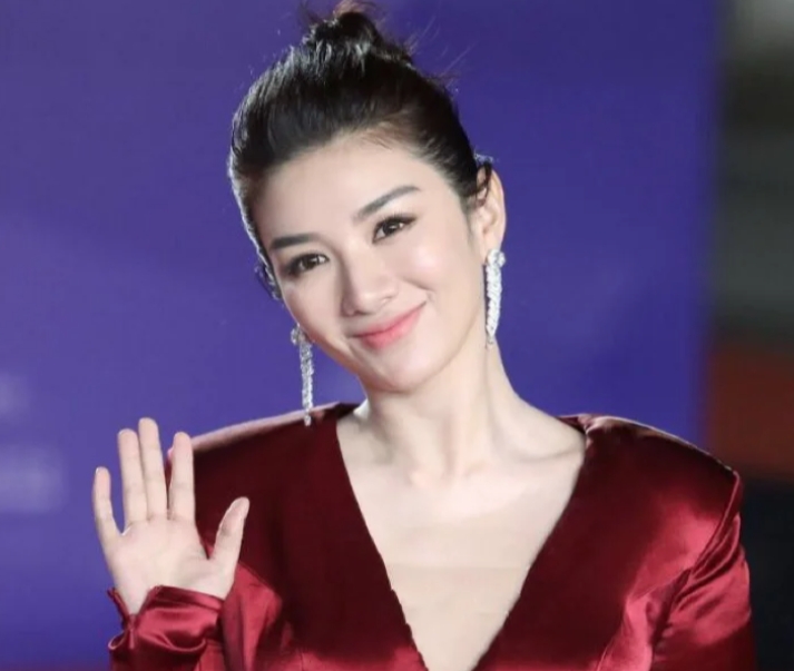 黄奕事业有成，婚姻不顺，错在哪？