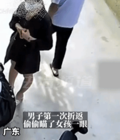 “简直色胆包天”！一男子光天化日偷摸女子，被发现后惊慌逃离，简直色胆包天，法治社