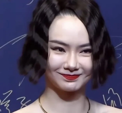 天呐，这脸太吓人了，差点没认出来，猜猜她是谁?