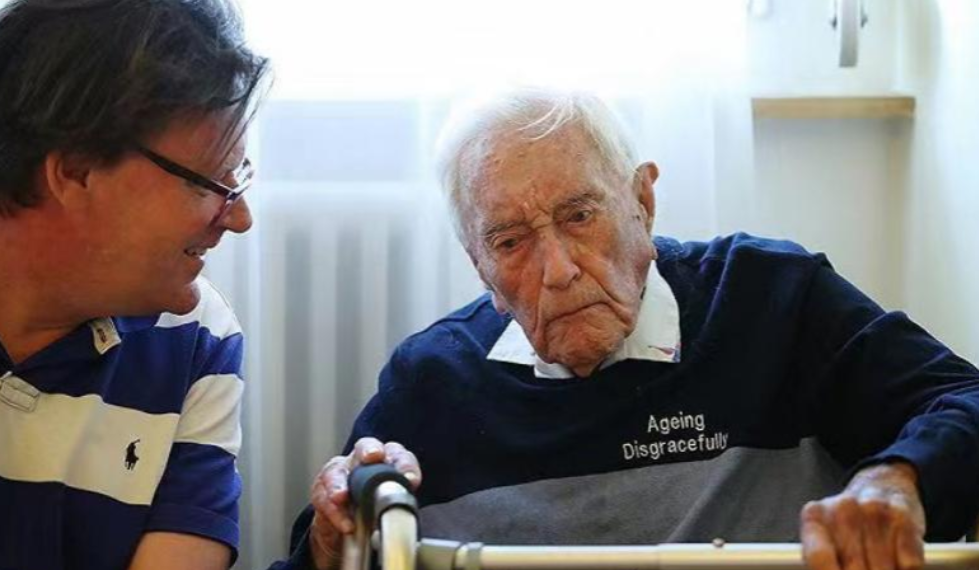 2018年，104岁的科学家在瑞士选择了安乐死，可就在30秒后，他突然睁开眼睛，