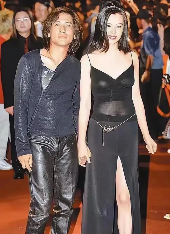 齐秦和王祖贤，当时像个跟班的