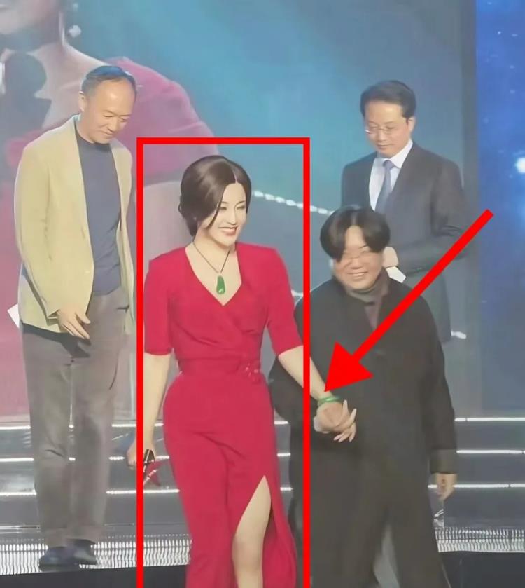 怪不得刘晓庆70多岁了，还能让小她33岁的小男友为她发狂、发疯。

现在明白了，