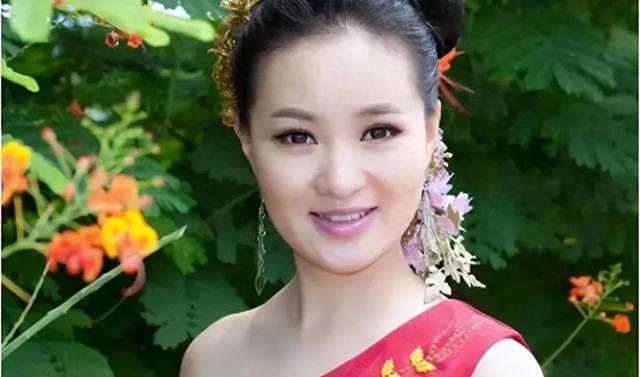 她是第一位博士级歌唱家,12次荣登春晚,丈夫的身份更是深藏不露(中国第一个音乐博士后)-第1张图片-九妖电影 她是第一位博士级歌唱家,12次荣登春晚,丈夫的身份更是深藏不露(中国第一个音乐博士后)-第1张图片-九妖电影