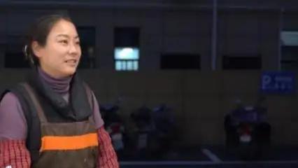扶弟魔潘晓梅：卖饼12年赚百万给弟弟买车买房，离婚也不后悔