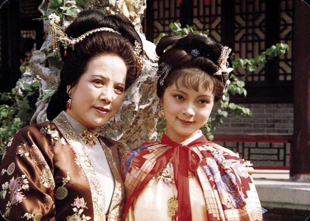 演员夏明辉说，本来我是想演贾母的，但王扶林导演让我负责选演员，到处跑，时间紧，我