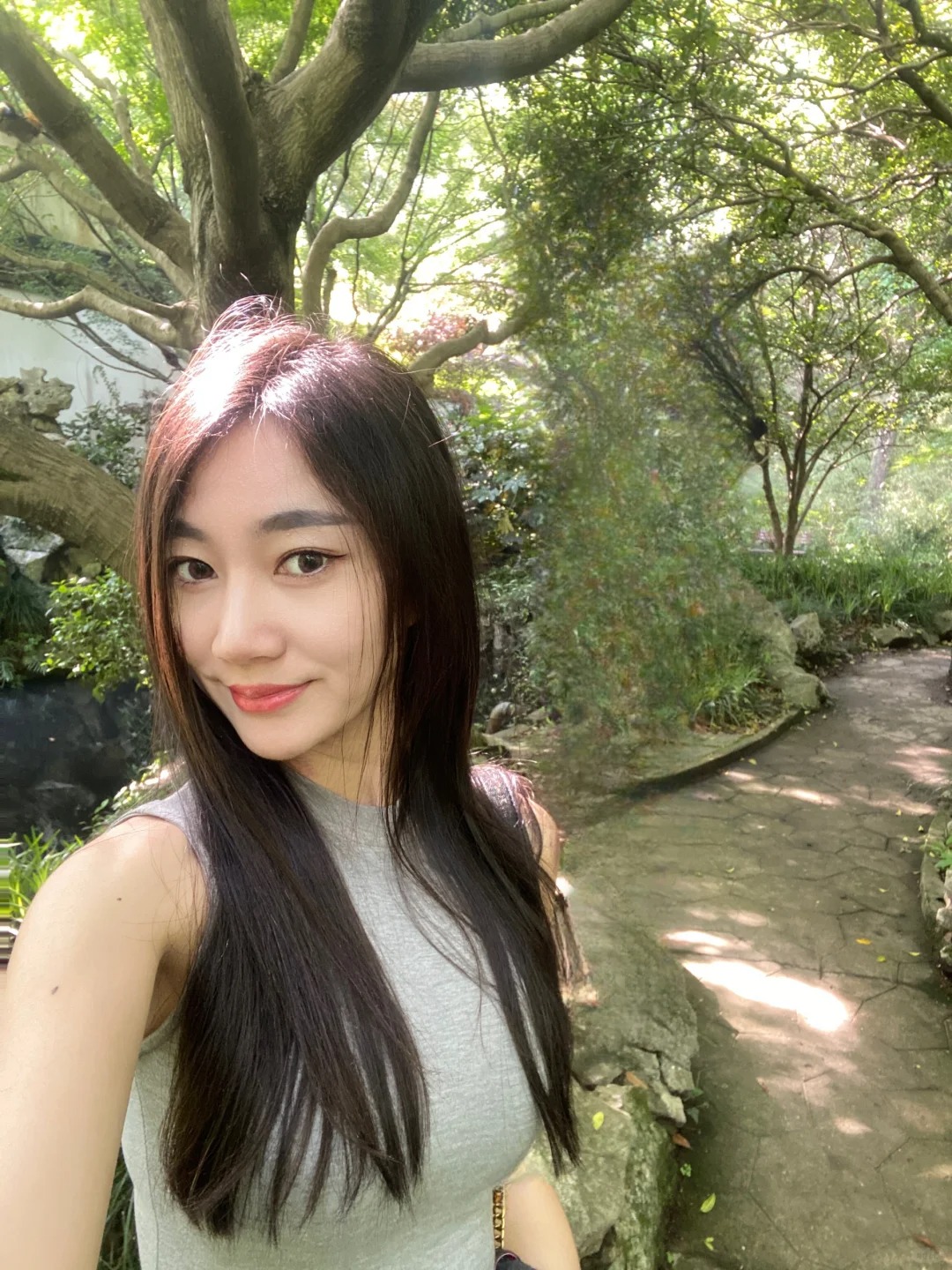杭州除了学校哪里人会少一点y
或许一大早上出门会更好？哈哈哈