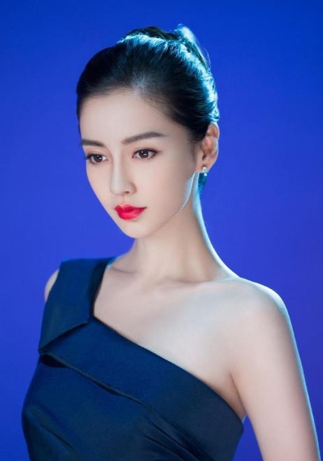 Angelababy杨颖！不知道你们有没有同感，自从她和黄晓明离婚后，颜值那提升