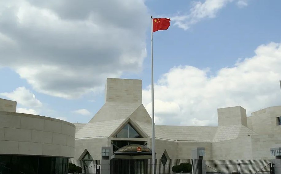 中国驻美使馆紧急提醒！谨防不法分子冒用中国驻美大使馆电话实施电信诈骗的紧急提醒。