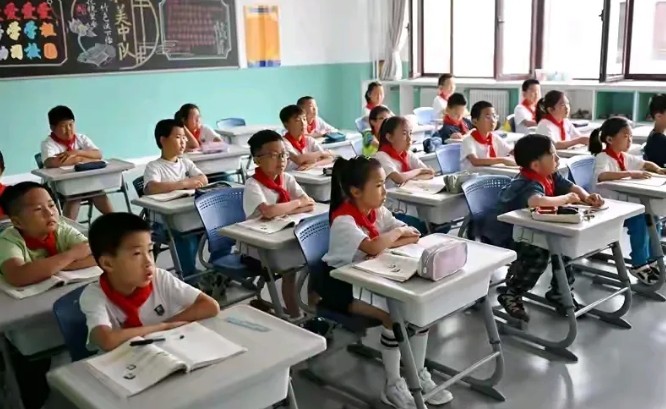 成都这次的开学简直是灾难！学校门口救护车排成长龙，学生中暑、呕吐、晕倒，吓得家长
