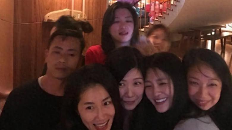 大S第二场追思会画面曝光，现场有说有笑，贾永婕穿红衣被怒怼