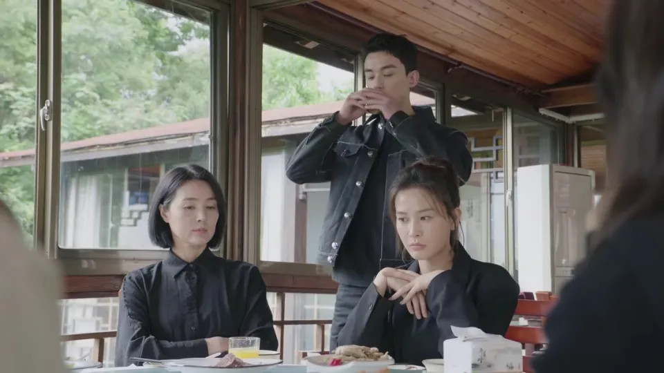 《在暴雪时分》殷果永不知，她妈明明当面给林亦扬难堪，为什么背后不让她姐说林亦扬的不好？真相在贺老一句