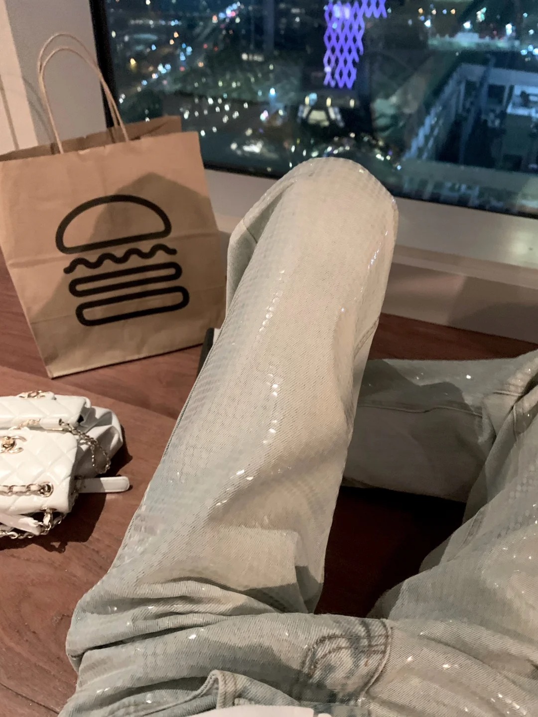 aaaaa我真的太爱这次的裤子啦！好特别！！
是亮片牛仔裤哦
亮片是软亮片不会硬