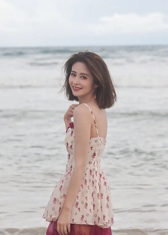 颖儿穿碎花吊带裙甜美清纯