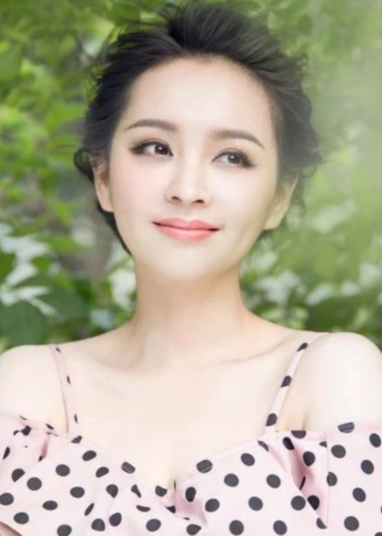 邓莎：才华横溢的演员，用作品诠释多彩人生