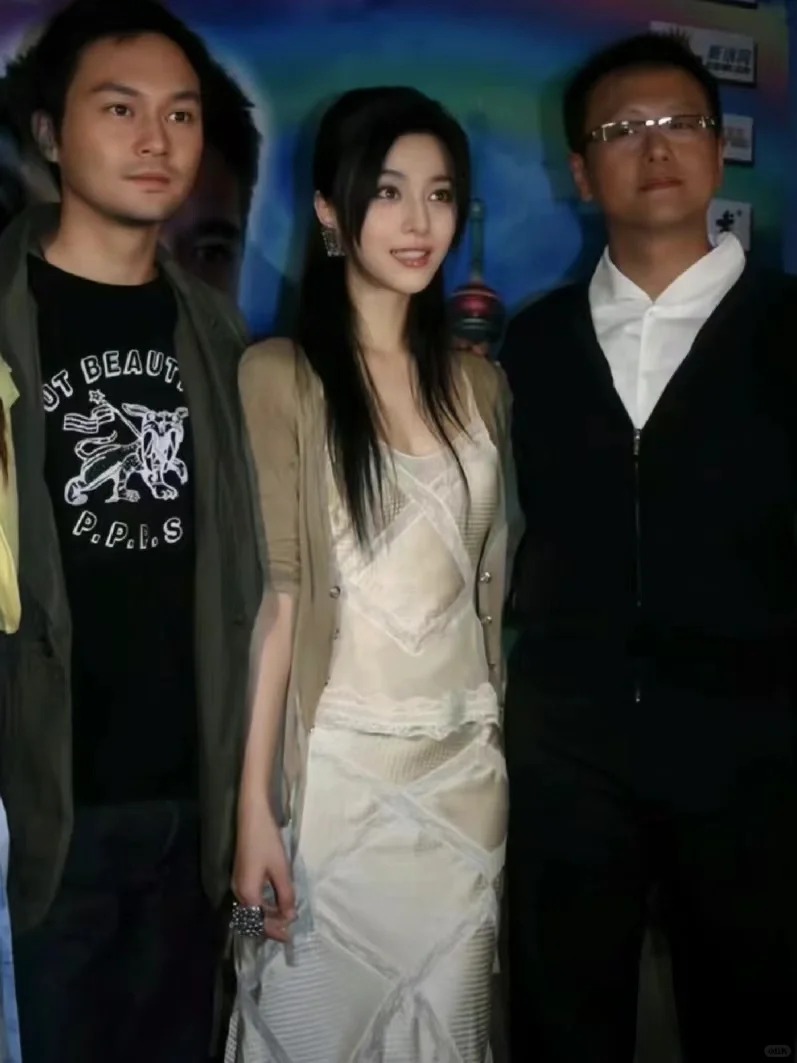 我的老天奶！怪不得李晨为她发疯…
女明星中的明星，看到她一下子明白什么叫六宫粉黛