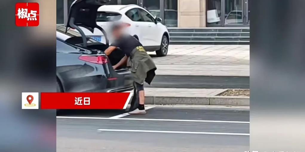 一网友带着儿子外出遛弯，结果看到一男子穿着裤子很不正常，于是网友将对方的一举一动