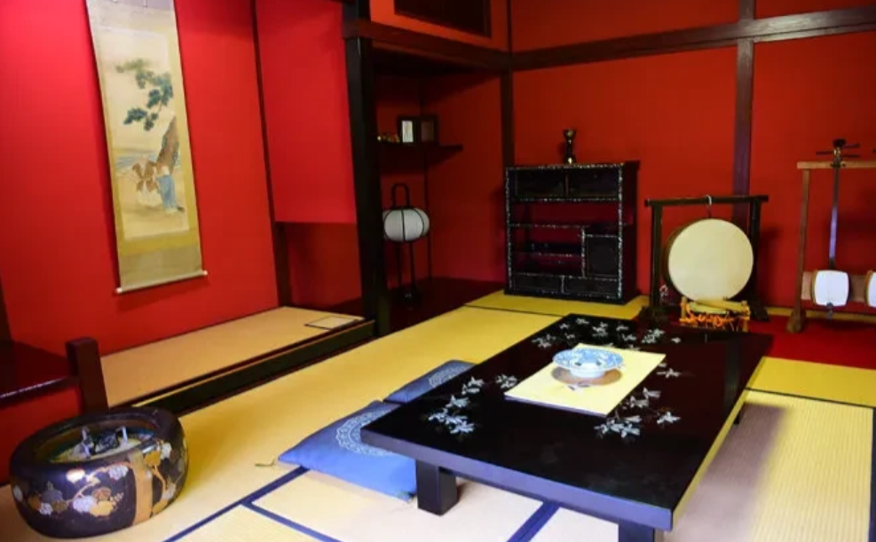 云南，一女子的父母在其很小的时候就离了婚，母亲改嫁，父亲出家为僧，她随爷爷、奶奶