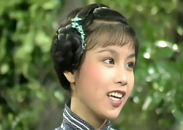 她，曾是荧幕上的甜美小玉，如今已是笑对人生的幸福外婆