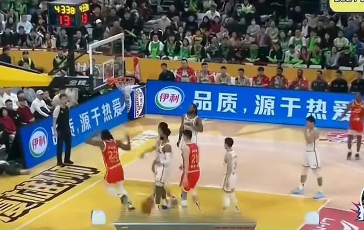 辽宁74:75落后广厦一分，付豪在篮下防守时冲着广厦外援就来了一下，这球虽然有火