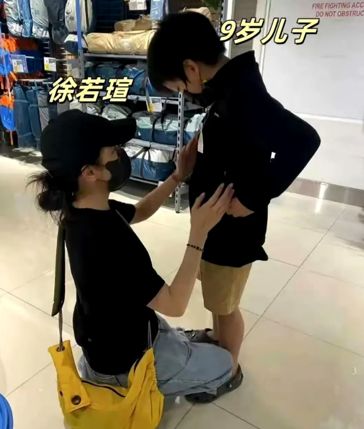 徐若瑄离婚以后独自带着儿子生活，快50岁的她儿子才9岁，自己还得了癌症，又要积极
