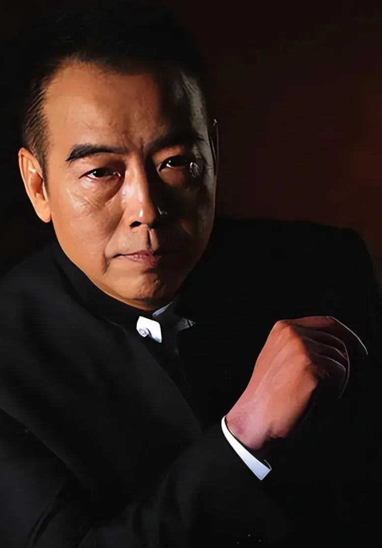 导演陈凯歌他说当初追陈红的时候啊，给钱，人家陈红不要；送车呢，人家也不稀罕；给别