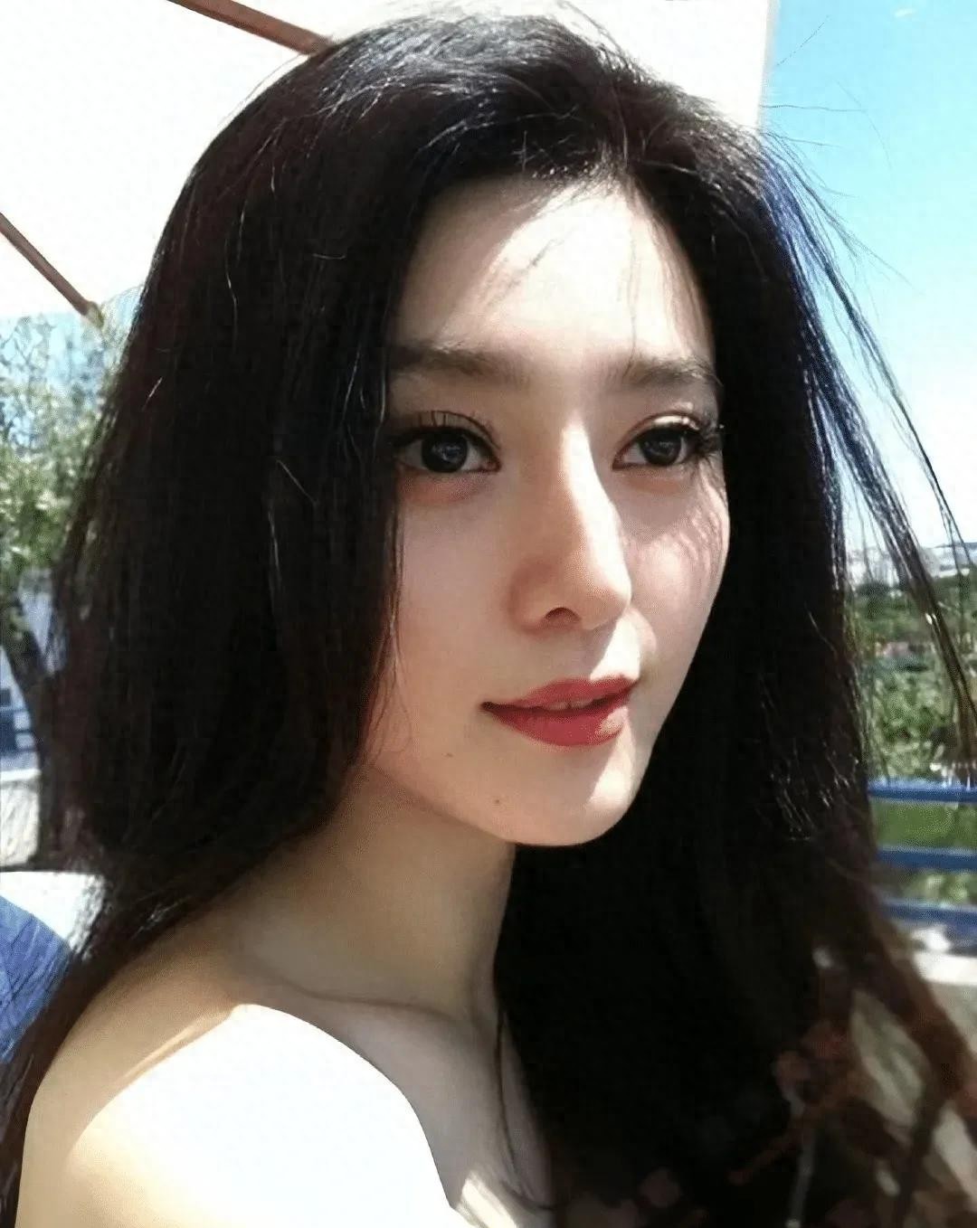 妥妥的老夫老妻啊！这个男人是谁？有人说是范冰冰之前推广的某款化妆品的代理商，也有人说他身份不简单