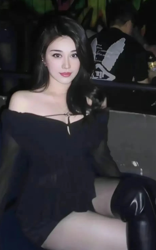 领导给我介绍了私活，挣了3W。我的做法是，买了四条中华。带着这三万块钱，一起去了