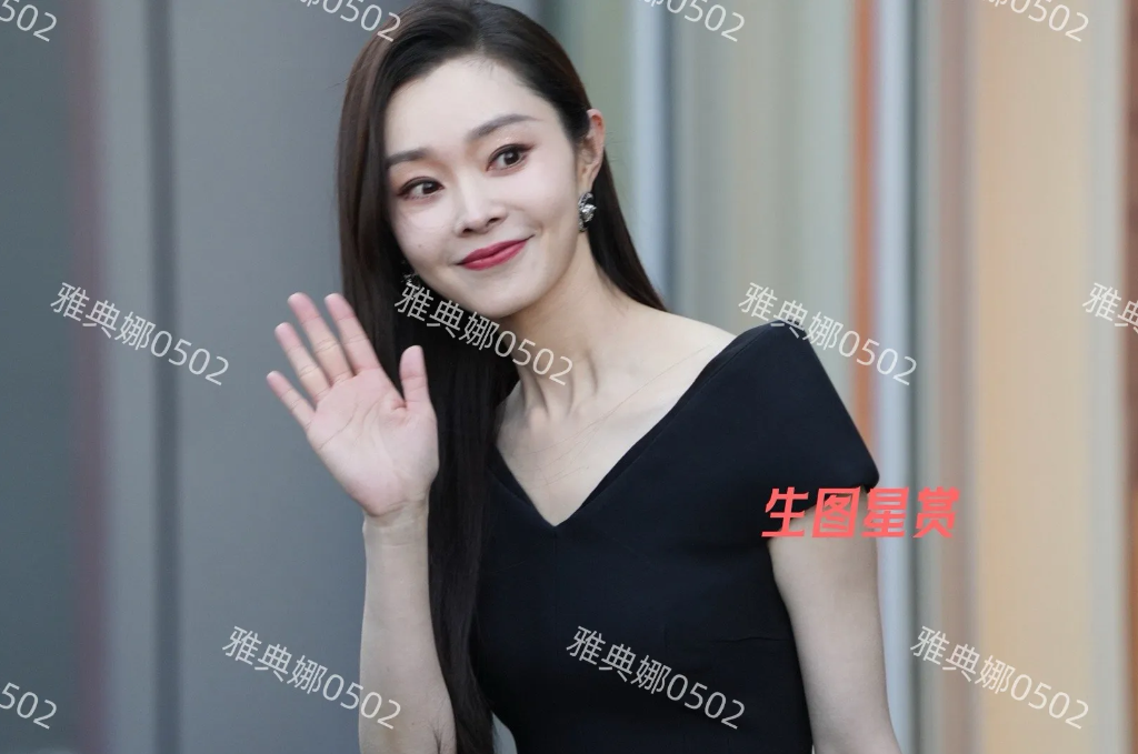 三里屯见到宋轶，本人太美了，肌肤胜雪气质出众，又美又香，就是太瘦了。