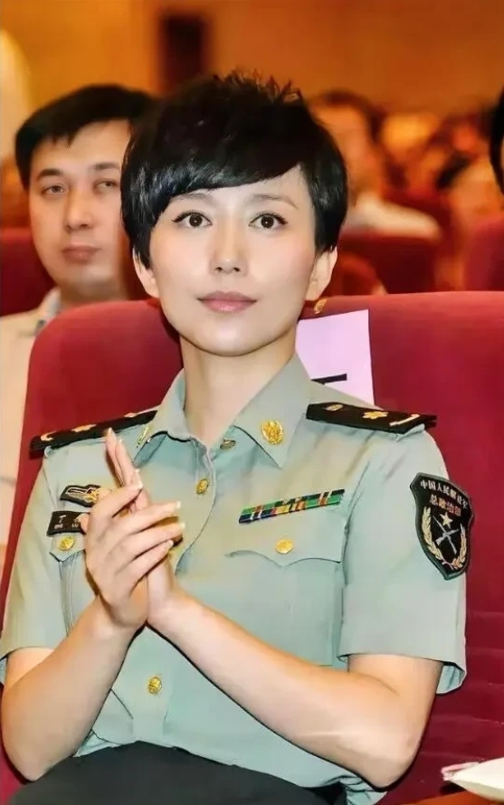 她被誉为“最美的女兵”，演过四十多部影视剧，演技有张有弛，人长得好看，戏也演绎的