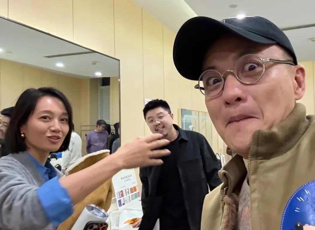 朱丹和老公去看脱口秀，周一围是一点形象也不给老婆留，朱丹还撅着嘴说话的时候就抓拍