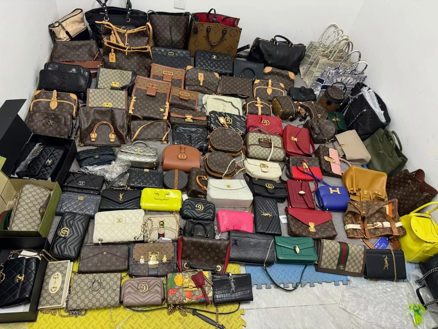 一张图对奢侈品包下头
论包装的重要性
朋友圈奢侈品二手包商家发的图
观感真的很像