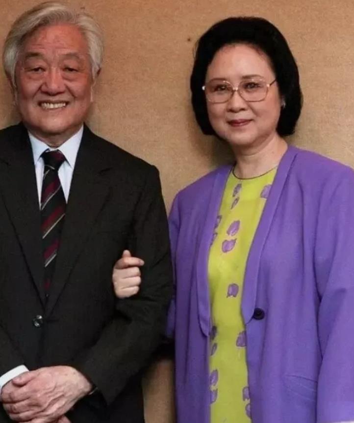 一个真爱她的男人，能舍得让她爬格子费劲心思搞创作挣钱吗，以爱为名，行获利之事罢了