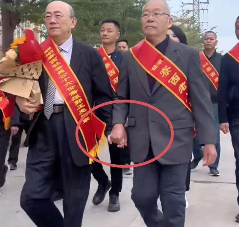 郭正亮踏上大陆寻根之旅，场面温馨感人。刚下车，他便与族兄郭文明紧紧相拥，手挽手直