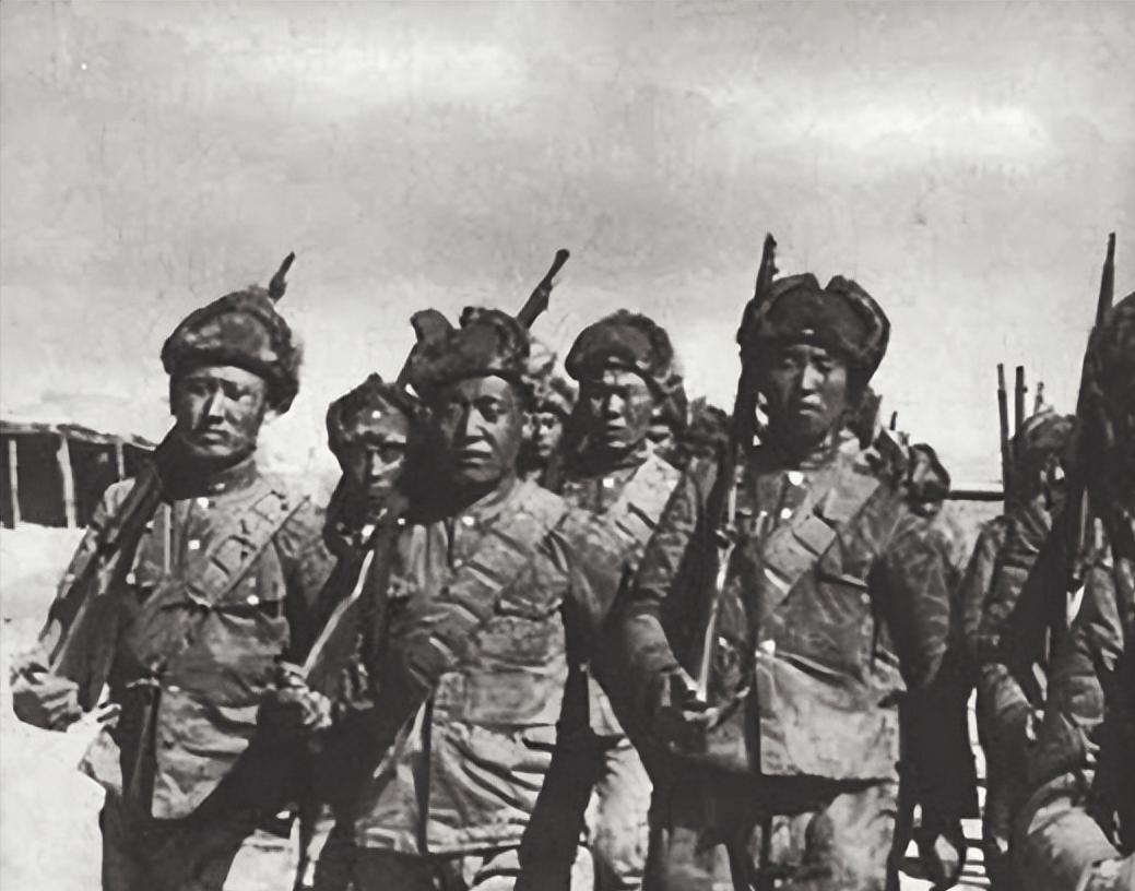 抗日战争中，几名八路军战士正在村里吃饭，老乡气喘吁吁地闯进来：“外面有上百伪军！
