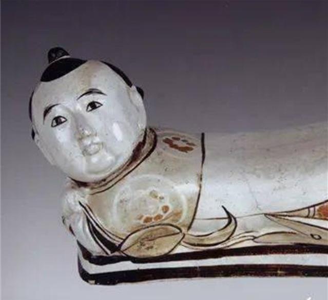 康熙年间，民间不知何时出现了一种又新奇又便宜的娱乐方式：客人躺在一张床上，由一个