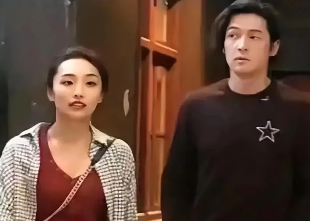 网友对于胡歌老婆黄曦宁打动胡歌的原因有诸多猜测与分析。

一些网友认为，长期陪伴