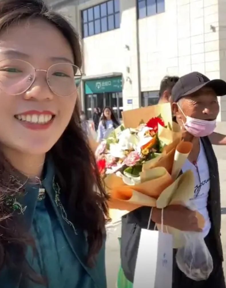 2018年，一山西姑娘，在北京地铁站为一陌生老人指路，并给了100多元现金。哪料