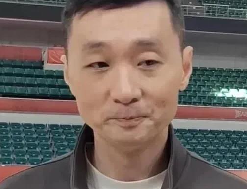 新疆队教练和球员具备三个鲜明特点

1，特点，新疆球员，不知名字叫什么提，几乎打