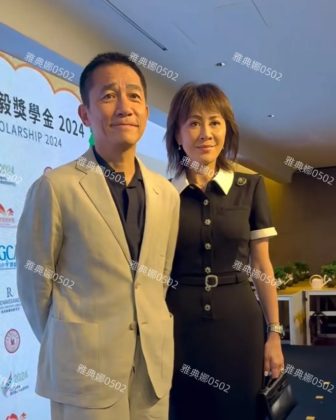 梁朝伟刘嘉玲夫妻合体出席慈善活动，梁朝伟的表情好萌好可爱。
面对记者的提问社恐腼