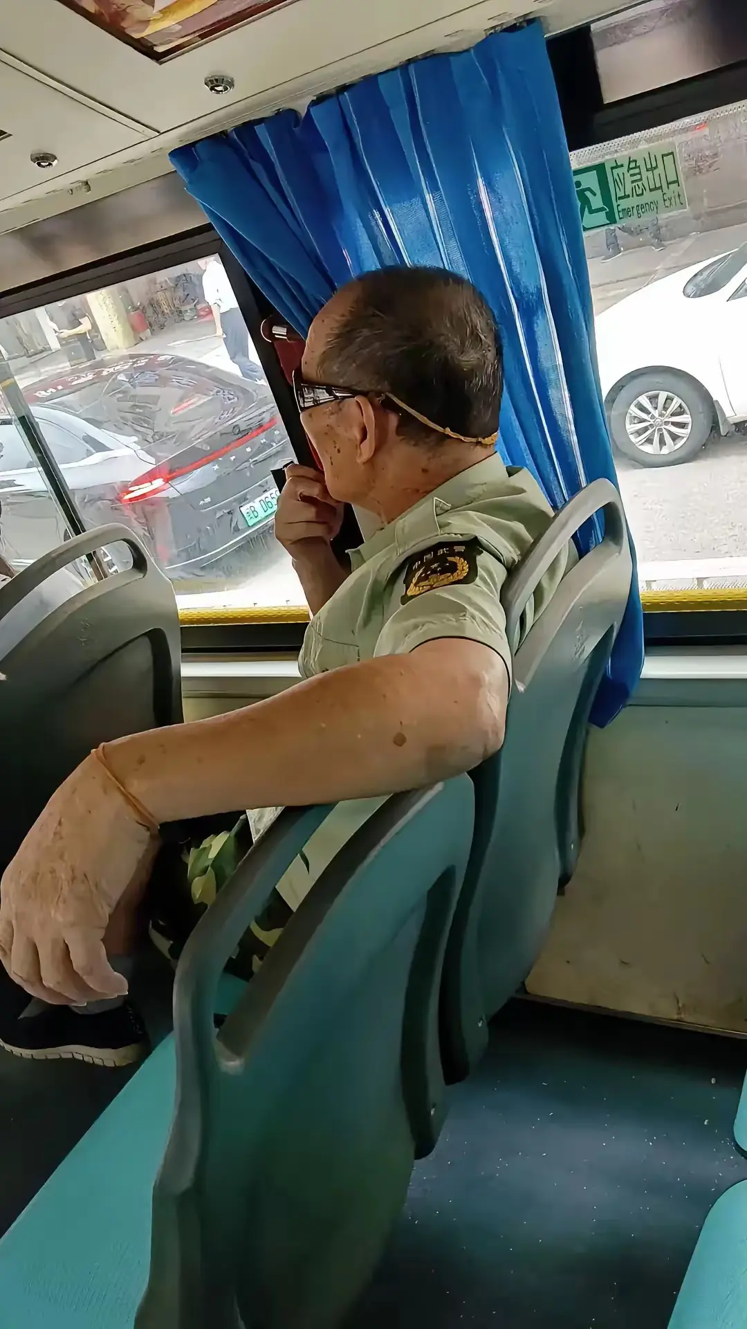 今天在车上看见这一幕，不知道是真是假