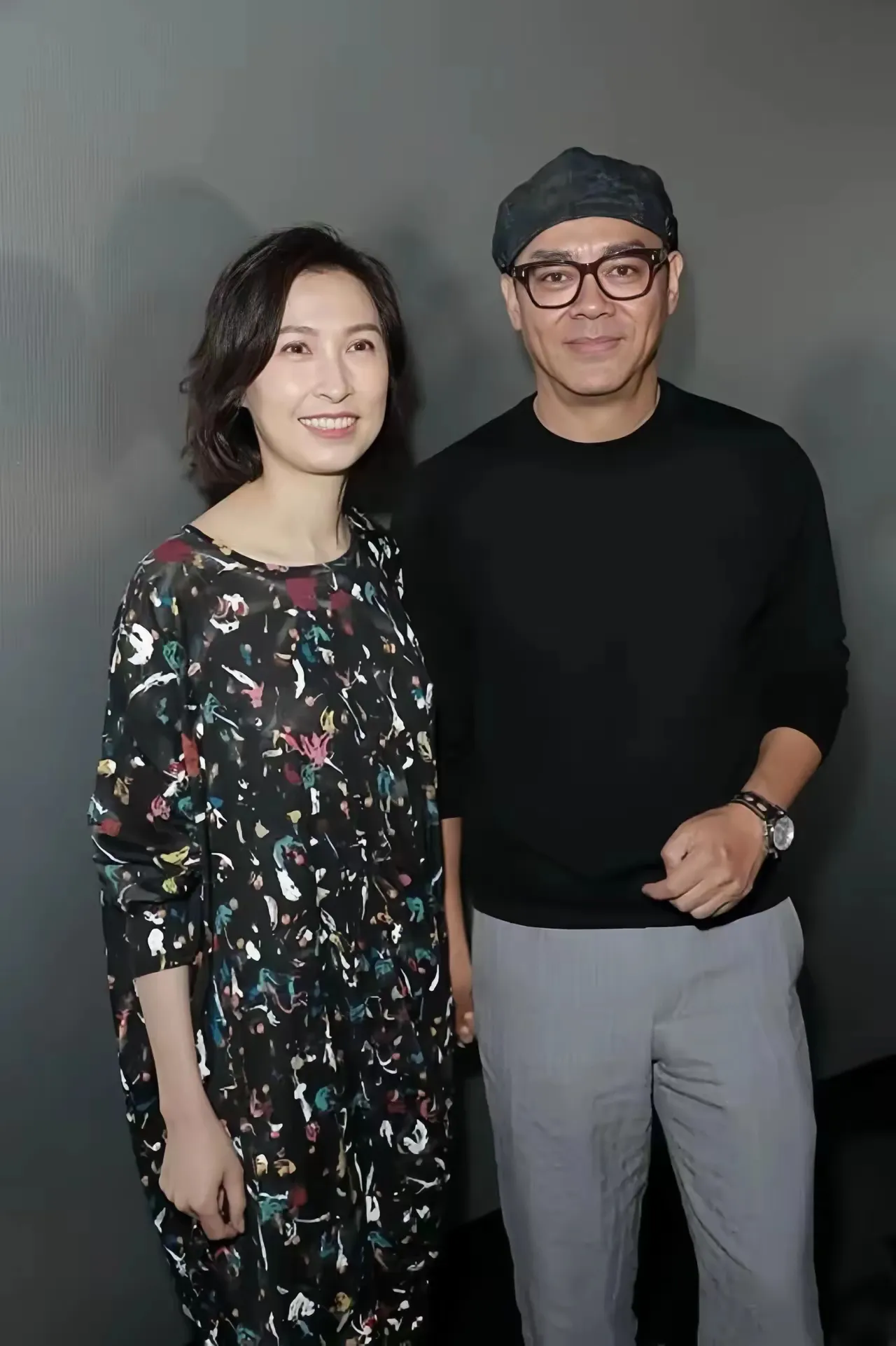 相识到恩爱三十多年了
很难得的夫妻
可惜没有生孩子继承他俩的巨额财产
想想都觉的