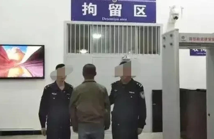 江苏，一男子喝酒后，被保安要求挪车。男子不高兴，挪车后与保安发生冲突。保安举报男