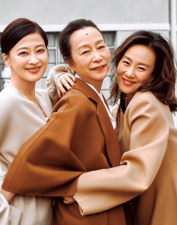 48岁梅婷居然比58岁的邬君梅、70岁的奚美娟还显老，尤其是眼睛，她的眼纹最明显